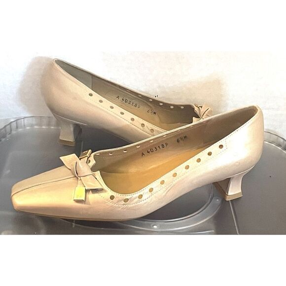 STUART WEITZMAN Vintage Metallic Gold Bow Accent Kitten heels Elegant Cream6.5 M - Picture 9 of 10